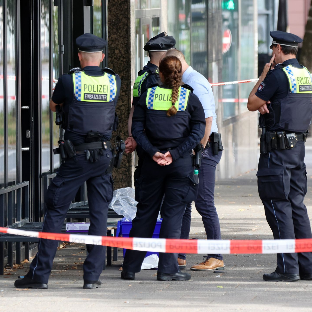 Die Ermittler und die Spurensicherung waren am Tatort.  - Foto: Bodo Marks/dpa