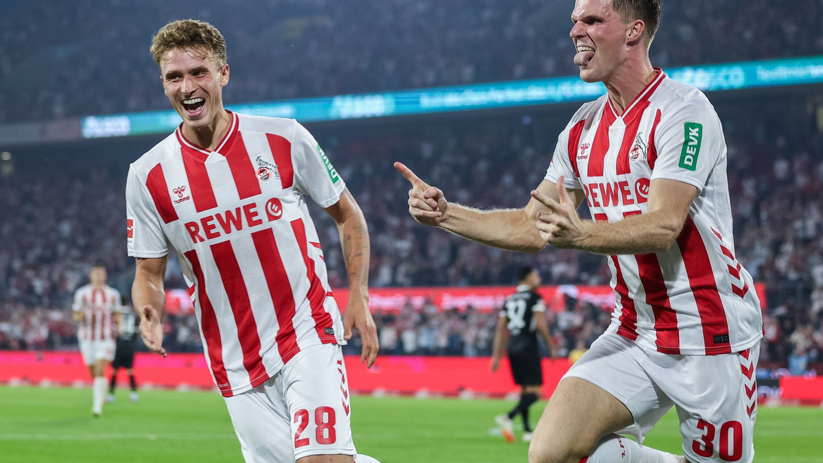 Freiburgs Lucas Höler (l) und Kölns Eric Martel kämpfen um den Ball. - Foto: Revierfoto/dpa
