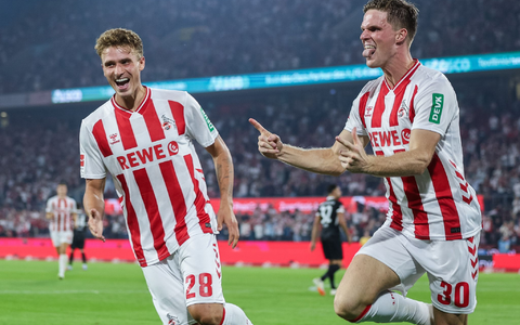 Freiburgs Lucas Höler (l) und Kölns Eric Martel kämpfen um den Ball. - Foto: Revierfoto/dpa