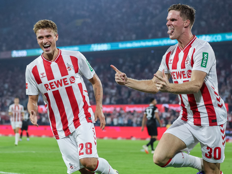 Freiburgs Lucas Höler (l) und Kölns Eric Martel kämpfen um den Ball. - Foto: Revierfoto/dpa