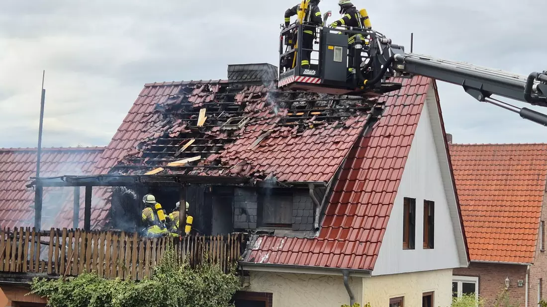 FW Südheide: Dachstuhlbrand in Hermannsburg-Großeinsatz am Sonntagnachmittag - Bild: presseportal.de