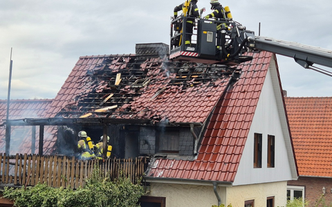 FW Südheide: Dachstuhlbrand in Hermannsburg-Großeinsatz am Sonntagnachmittag - Foto: presseportal.de