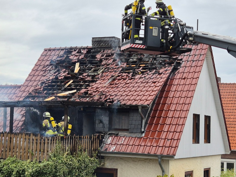 FW Südheide: Dachstuhlbrand in Hermannsburg-Großeinsatz am Sonntagnachmittag - Foto: presseportal.de