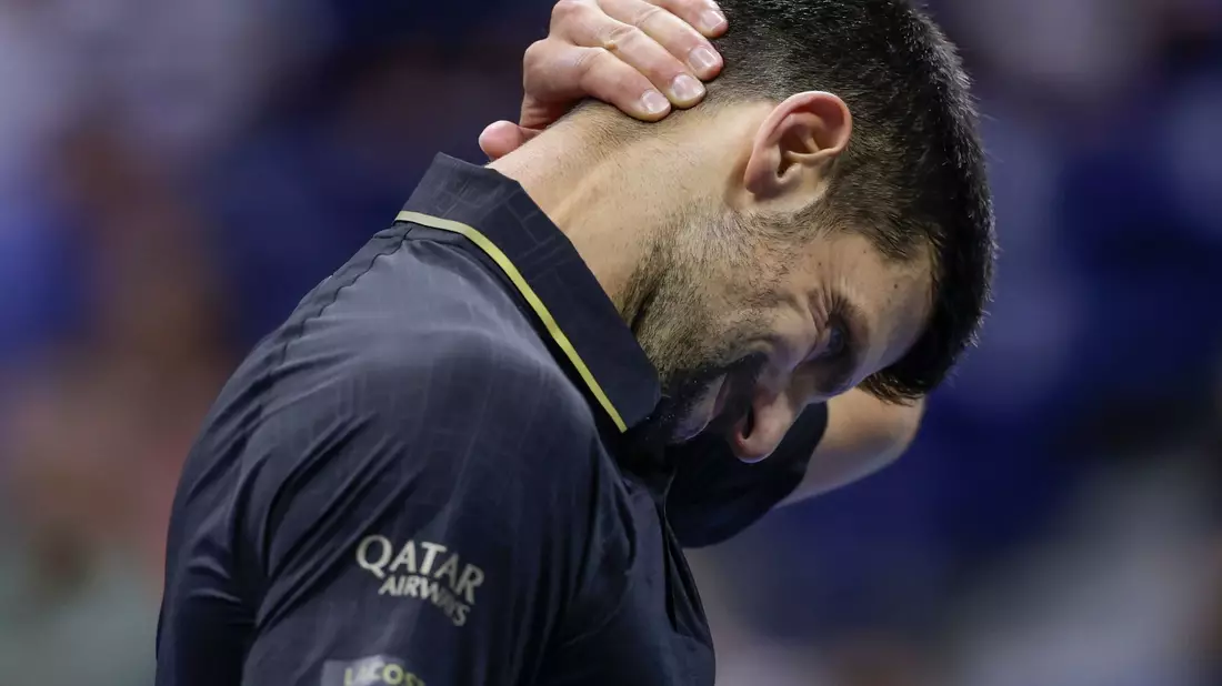 Novak Djokovic ließ sich nach dem ersten Satz im Nacken - und Schulterbereich behandeln. Auch nach dem zweiten Satz rief er den Physiotherapeuten. - Bild: Andres Kudacki/AP/dpa