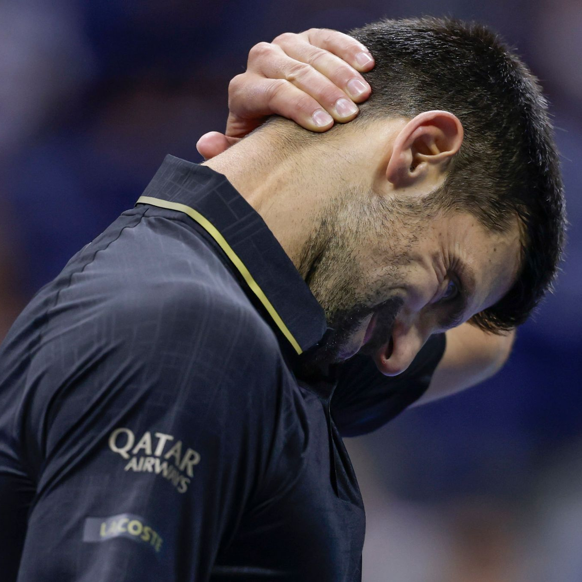 Novak Djokovic ließ sich nach dem ersten Satz im Nacken - und Schulterbereich behandeln. Auch nach dem zweiten Satz rief er den Physiotherapeuten. - Foto: Andres Kudacki/AP/dpa
