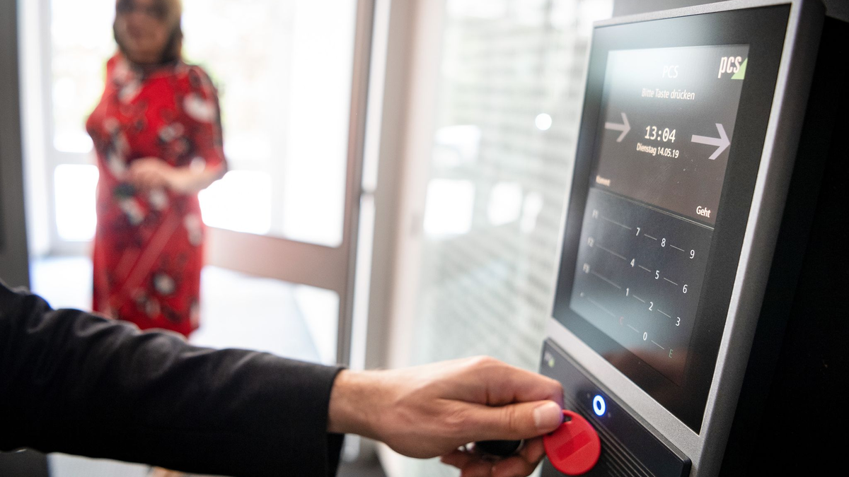Mehr arbeiten? Bonuszahlungen und Prämien motivieren laut der Umfrage Beschäftigte am stärksten. (Symbolbild) - Foto: Sina Schuldt/dpa/dpa-tmn