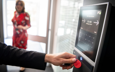 Mehr arbeiten? Bonuszahlungen und Prämien motivieren laut der Umfrage Beschäftigte am stärksten. (Symbolbild) - Foto: Sina Schuldt/dpa/dpa-tmn