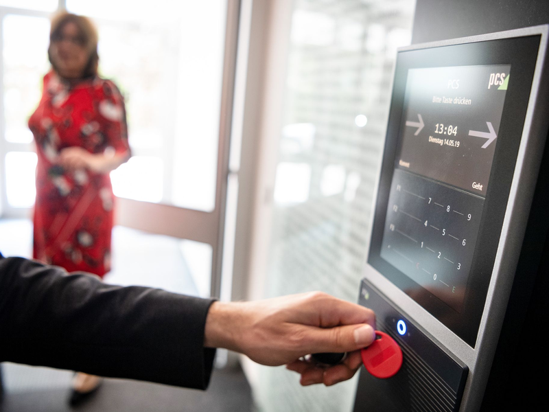 Mehr arbeiten? Bonuszahlungen und Prämien motivieren laut der Umfrage Beschäftigte am stärksten. (Symbolbild) - Foto: Sina Schuldt/dpa/dpa-tmn