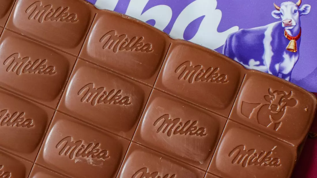 Verbraucherschützer klagen gegen die kleinere Packung von Milka-Schokolade. (Archivbild) - Bild: Jan Woitas/dpa