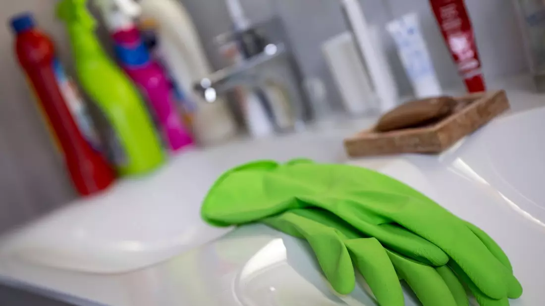 Produkte rund ums Waschen, Putzen und Reinigen steuerten im ersten Halbjahr 2,8 Milliarden Euro zum Inlandsumsatz bei. (Symbolbild) - Bild: Monika Skolimowska/dpa-Zentralbild GmbH/dpa