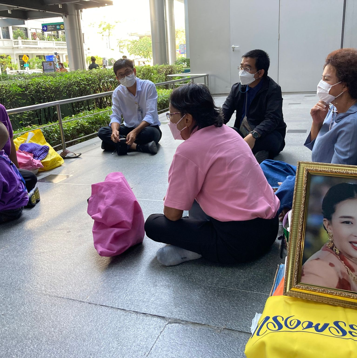 Anhänger hatten nach Bekanntwerden ihrer gesundheitlichen Probleme wochenlang vor dem Krankenhaus ausgeharrt. (Archivbild) - Foto: Carola Frentzen/dpa