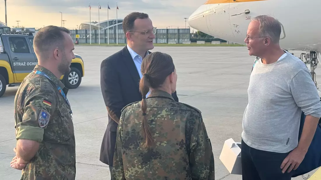 Zum Auftakt ihres Besuchs gedenken Spahn und Miersch der gefallenen Soldaten. - Bild: Michael Fischer/dpa