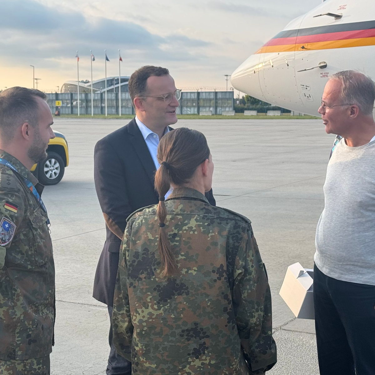 Zum Auftakt ihres Besuchs gedenken Spahn und Miersch der gefallenen Soldaten. - Foto: Michael Fischer/dpa