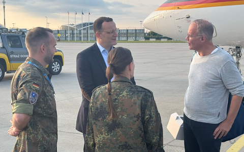 Zum Auftakt ihres Besuchs gedenken Spahn und Miersch der gefallenen Soldaten. - Foto: Michael Fischer/dpa