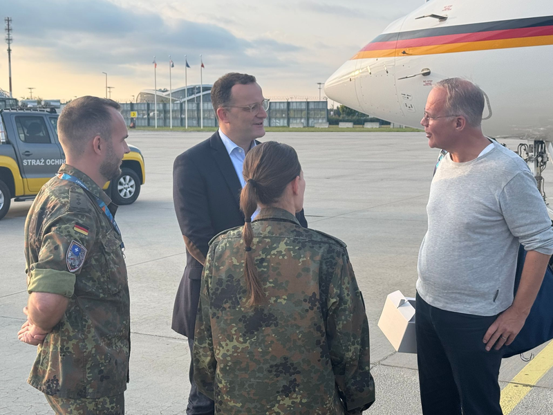 Zum Auftakt ihres Besuchs gedenken Spahn und Miersch der gefallenen Soldaten. - Foto: Michael Fischer/dpa