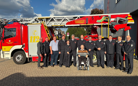 FW Tönisvorst: Feuerwehr Tönisvorst ehrt langjährige Mitglieder - Zwei Tage voller Dank und Anerkennung - Foto: presseportal.de FW Tönisvorst: Feuerwehr Tönisvorst ehrt langjährige Mitglieder - Zwei Tage voller Dank und Anerkennung - Foto: presseportal.de