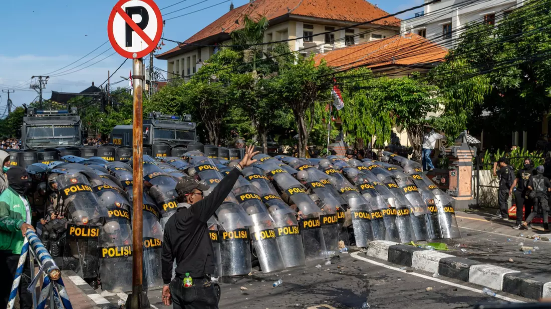 Viele der Demonstranten sollen von außerhalb nach Bali gereist sein. - Bild: Dicky Bisinglasi/SOPA Images via ZUMA Press Wire/dpa