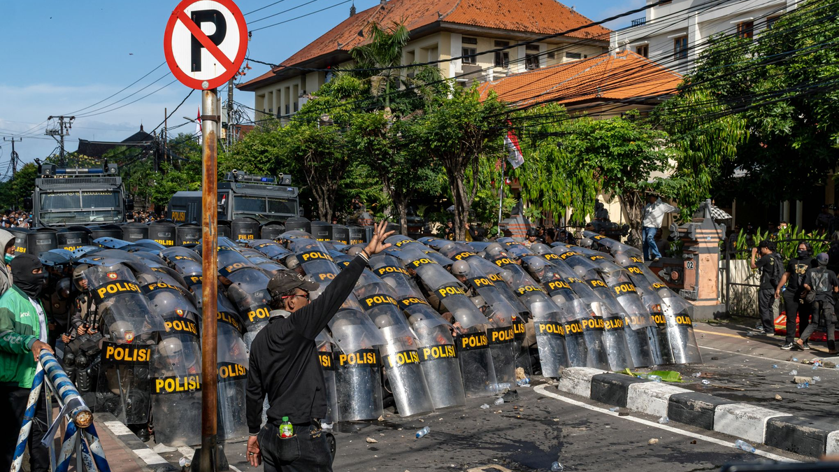 Viele der Demonstranten sollen von außerhalb nach Bali gereist sein. - Foto: Dicky Bisinglasi/SOPA Images via ZUMA Press Wire/dpa