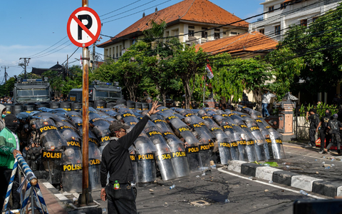 Viele der Demonstranten sollen von außerhalb nach Bali gereist sein. - Foto: Dicky Bisinglasi/SOPA Images via ZUMA Press Wire/dpa Viele der Demonstranten sollen von außerhalb nach Bali gereist sein. - Foto: Dicky Bisinglasi/SOPA Images via ZUMA Press Wire/dpa