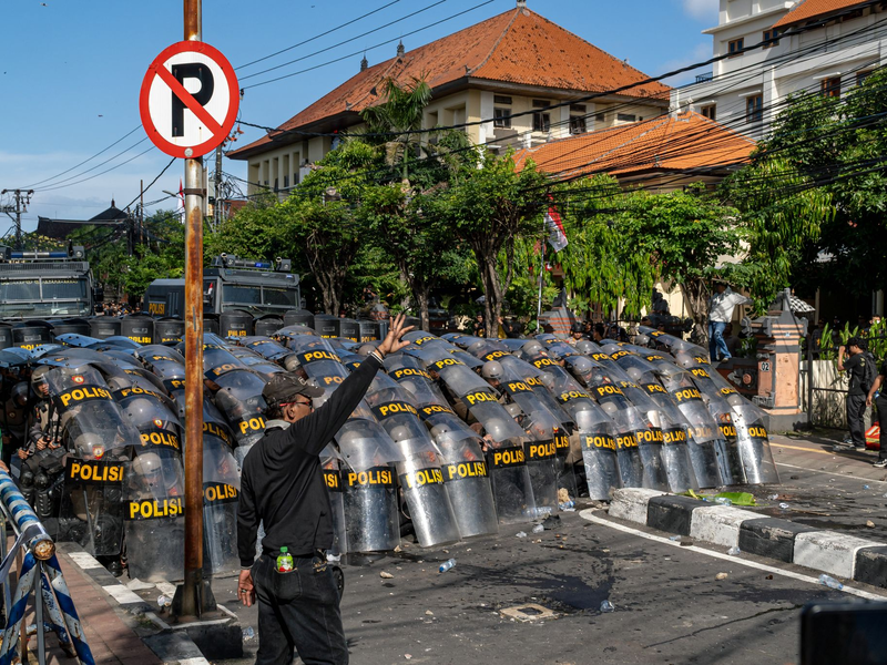 Viele der Demonstranten sollen von außerhalb nach Bali gereist sein. - Foto: Dicky Bisinglasi/SOPA Images via ZUMA Press Wire/dpa