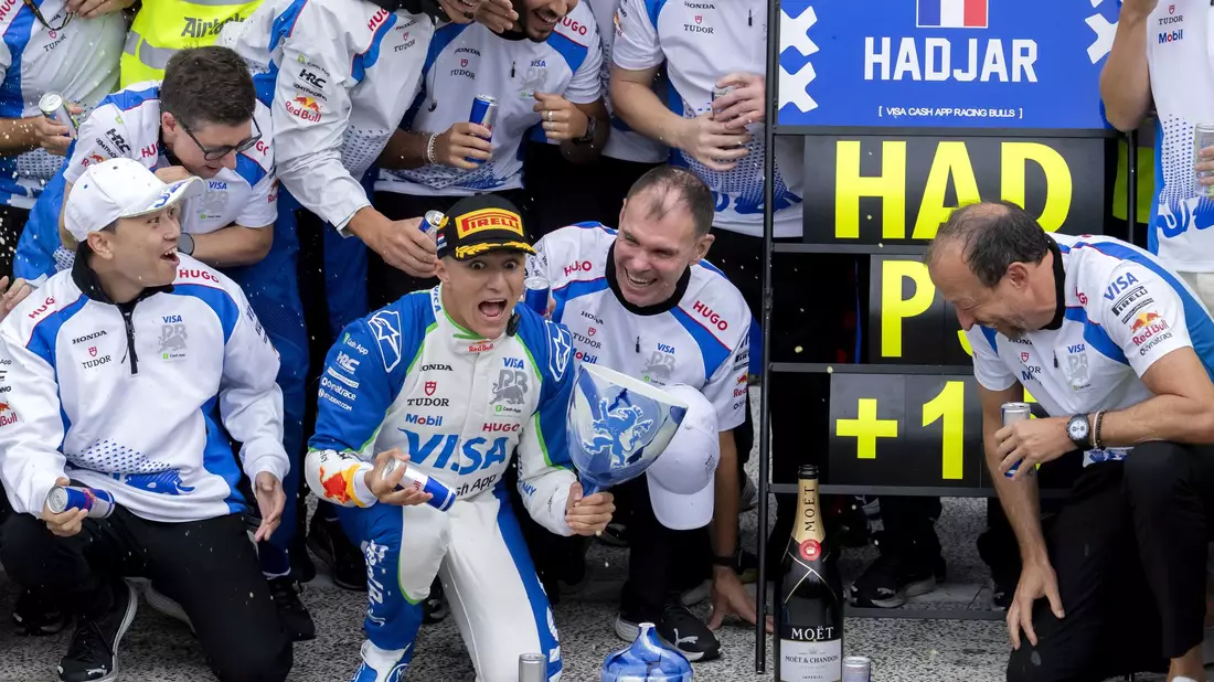 Der Pokal von Isack Hadjar geht zu Bruch. - Bild: Sander Koning/ANP/dpa