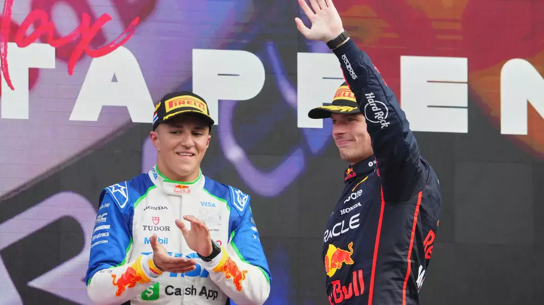 Bald Teamkollegen? Isack Hadjar und Max Verstappen auf dem Podest. - Bild: Peter Dejong/AP/dpa