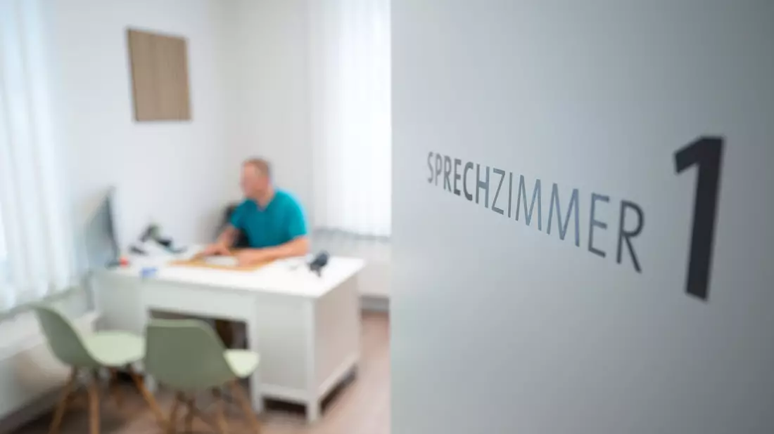 Union und SPD wollen ein verbindliches System einführen, bei dem Patientinnen und Patienten in eine Hausarztpraxis gehen, die sie bei Bedarf an Fachärzte überweist. (Symbolbild) - Bild: Sebastian Kahnert/dpa