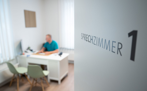 Viele Hausärzte in Deutschland sind über 60 Jahre alt. (Symbolbild) - Foto: Sebastian Kahnert/dpa