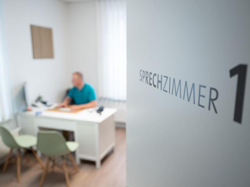 Viele Hausärzte in Deutschland sind über 60 Jahre alt. (Symbolbild) - Foto: Sebastian Kahnert/dpa