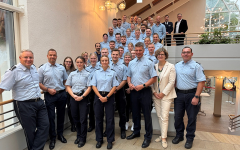 POL-SO: 28 neue Polizistinnen und Polizisten für die Kreispolizeibehörde Soest - Foto: presseportal.de POL-SO: 28 neue Polizistinnen und Polizisten für die Kreispolizeibehörde Soest - Foto: presseportal.de