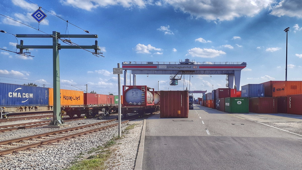 Von der Straße auf die Schiene: Ausbau des Umschlagbahnhofs Ulm-Dornstadt verdoppelt Ladekapazitäten - Foto: presseportal.de