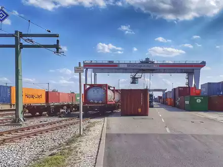 Von der Straße auf die Schiene: Ausbau des Umschlagbahnhofs Ulm-Dornstadt verdoppelt Ladekapazitäten - Foto: presseportal.de