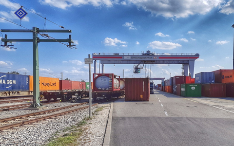 Von der Straße auf die Schiene: Ausbau des Umschlagbahnhofs Ulm-Dornstadt verdoppelt Ladekapazitäten - Foto: presseportal.de