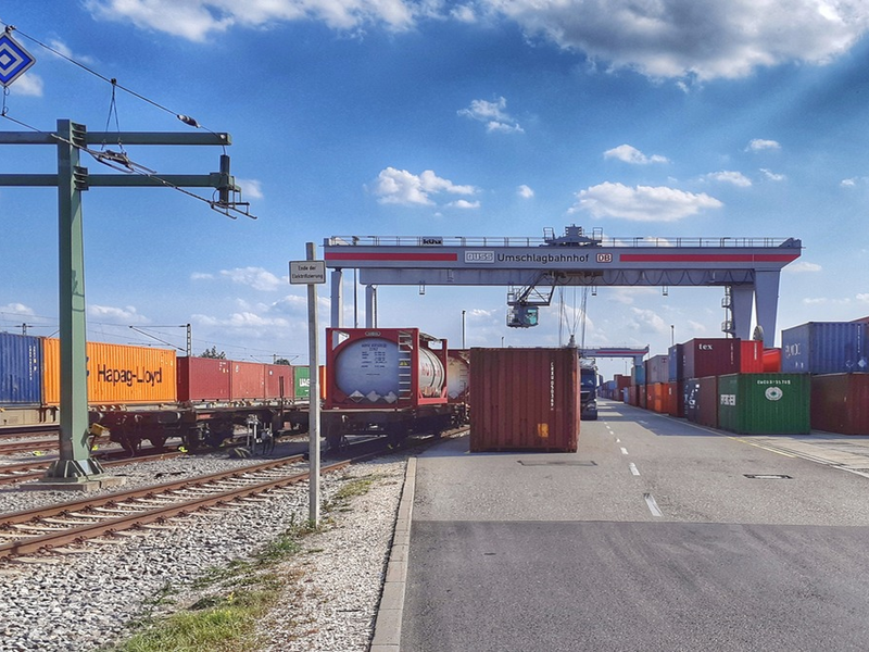 Von der Straße auf die Schiene: Ausbau des Umschlagbahnhofs Ulm-Dornstadt verdoppelt Ladekapazitäten - Foto: presseportal.de