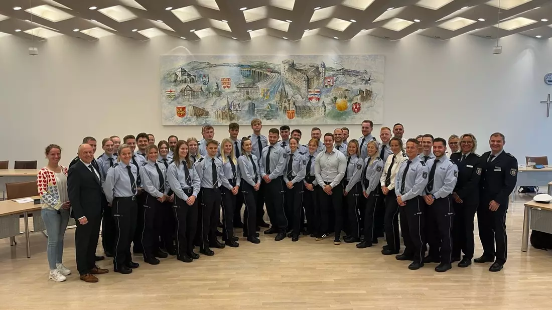 POL-PB: 35 neue Polizistinnen und Polizisten für die Kreispolizeibehörde Paderborn - Bild: presseportal.de