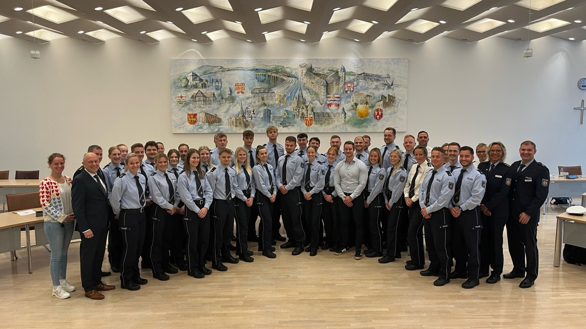 POL-PB: 35 neue Polizistinnen und Polizisten für die Kreispolizeibehörde Paderborn - Foto: presseportal.de