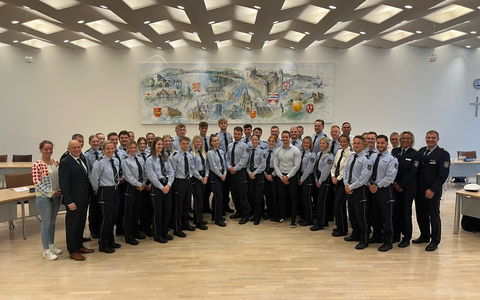 POL-PB: 35 neue Polizistinnen und Polizisten für die Kreispolizeibehörde Paderborn - Foto: presseportal.de POL-PB: 35 neue Polizistinnen und Polizisten für die Kreispolizeibehörde Paderborn - Foto: presseportal.de