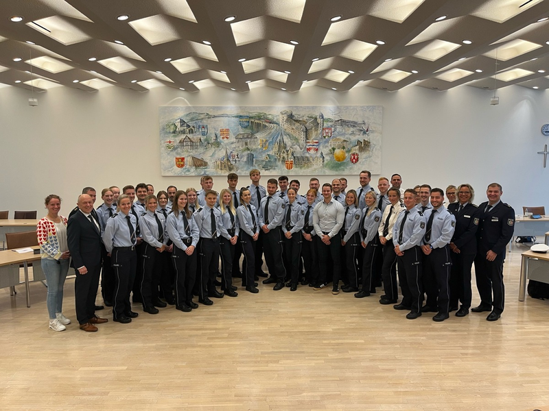 POL-PB: 35 neue Polizistinnen und Polizisten für die Kreispolizeibehörde Paderborn - Foto: presseportal.de