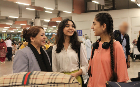 Eine afghanische Frau und ihre Tochter warten am Flughafen in Islamabad. - Foto: Nabila Lalee/dpa