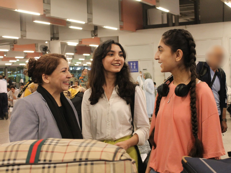 Eine afghanische Frau und ihre Tochter warten am Flughafen in Islamabad. - Foto: Nabila Lalee/dpa