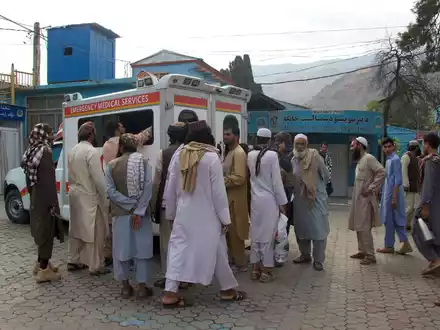 Ganze Dörfer liegen in Trümmern, wie der afghanische Nachrichtensender Tolonews berichtet. - Foto: Qazafi/XinHua/dpa