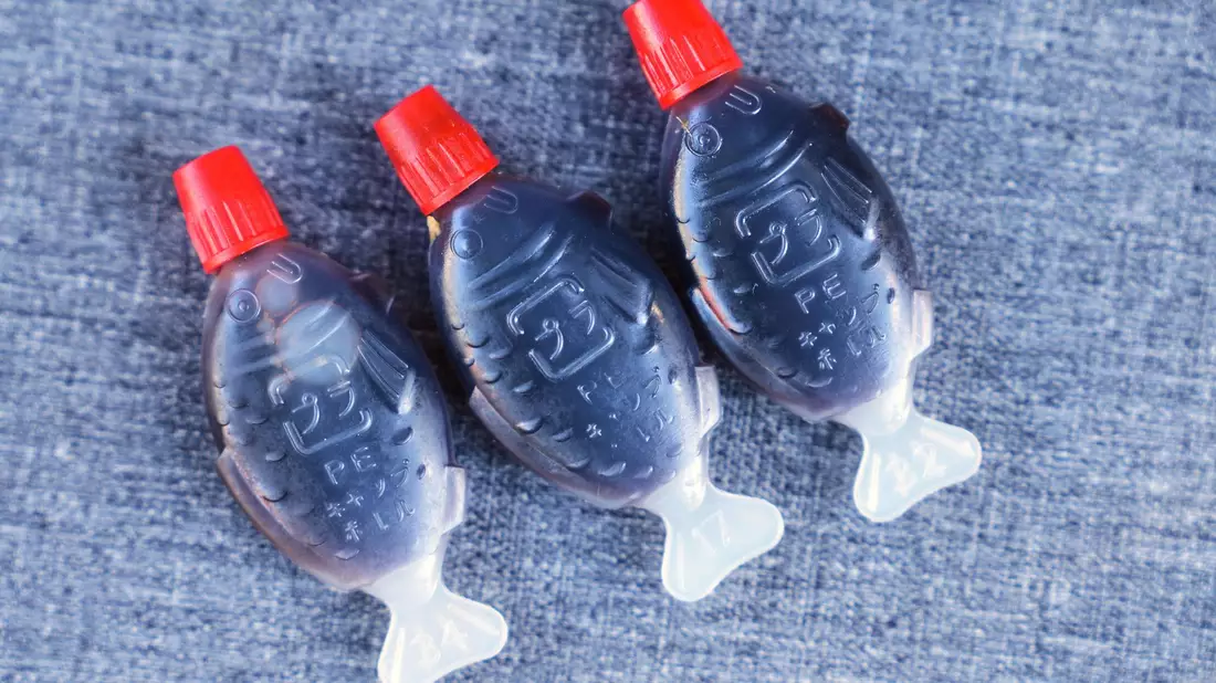 Die kleinen Fischchen mit Sojasoße gehören in Sushi-Läden weltweit zum Angebot – aber sie schaden der Umwelt. (Symbolbild) - Bild: Mark Baker/AP/dpa