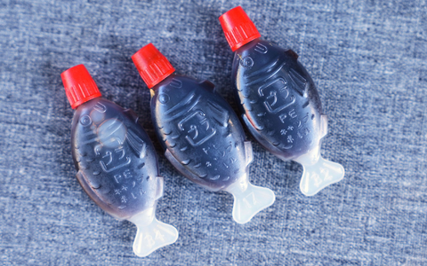 Die kleinen Fischchen mit Sojasoße gehören in Sushi-Läden weltweit zum Angebot – aber sie schaden der Umwelt. (Symbolbild) - Foto: Mark Baker/AP/dpa