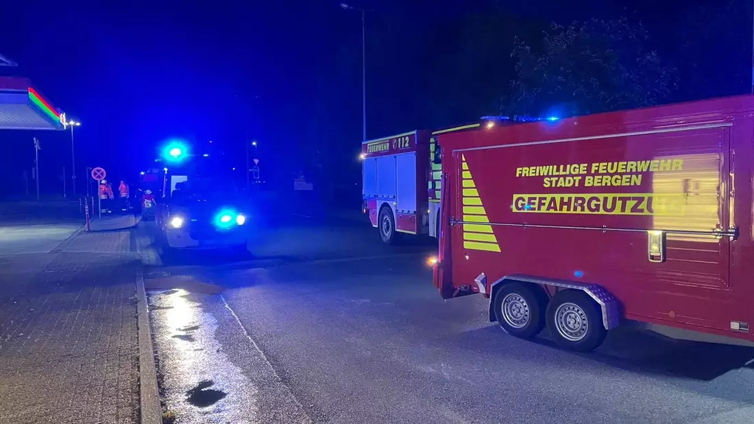 FFW Bergen: Austritt einer großen Dieselmenge nach Kollision mit Laterne - Bild: presseportal.de