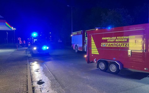 FFW Bergen: Austritt einer großen Dieselmenge nach Kollision mit Laterne - Foto: presseportal.de