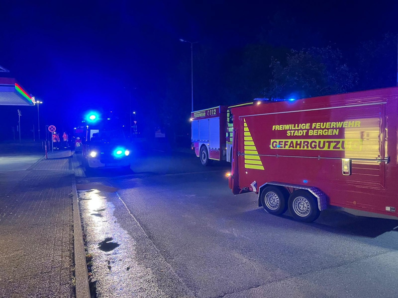 FFW Bergen: Austritt einer großen Dieselmenge nach Kollision mit Laterne - Foto: presseportal.de