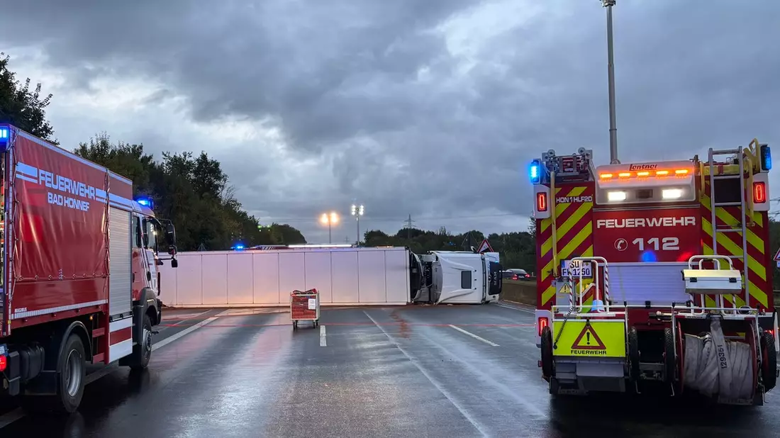 FW Bad Honnef: Umgestürzter LKW auf der A3 bei Bad Honnef sorgt für stundenlange Vollsperrung - Bild: presseportal.de