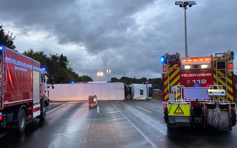 FW Bad Honnef: Umgestürzter LKW auf der A3 bei Bad Honnef sorgt für stundenlange Vollsperrung - Foto: presseportal.de FW Bad Honnef: Umgestürzter LKW auf der A3 bei Bad Honnef sorgt für stundenlange Vollsperrung - Foto: presseportal.de