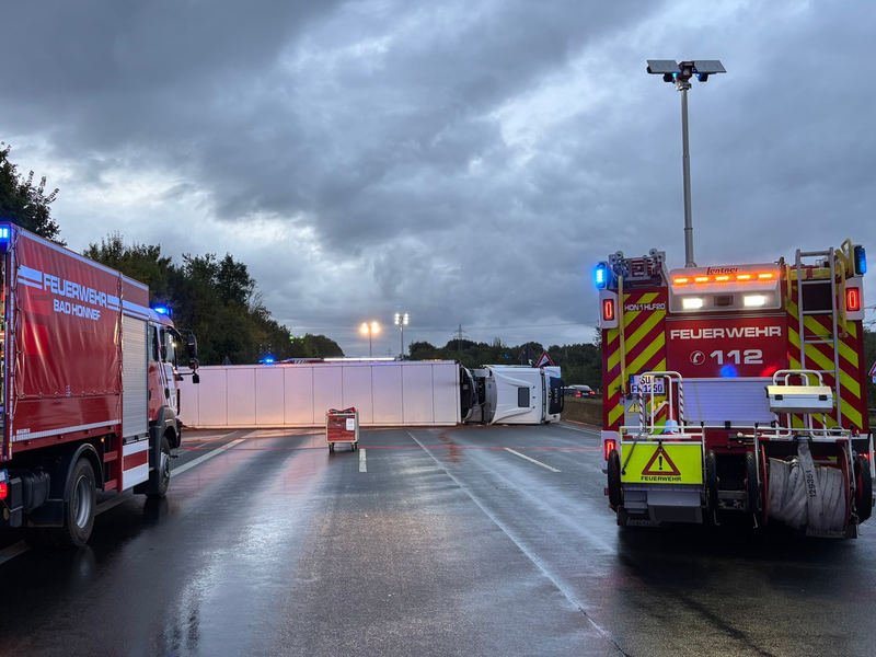FW Bad Honnef: Umgestürzter LKW auf der A3 bei Bad Honnef sorgt für stundenlange Vollsperrung - Foto: presseportal.de