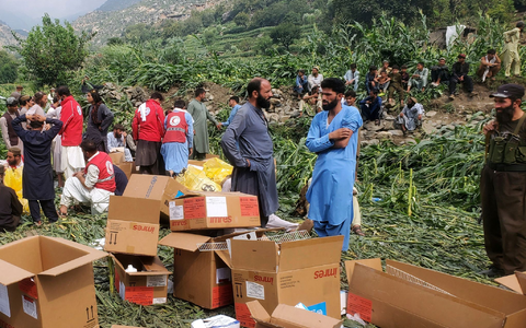 Helfer sind in Afghanistan im Einsatz. - Foto: Hedayat Shah/AP/dpa